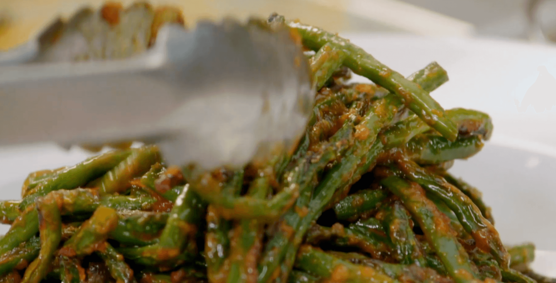 Blistered Green Beans with Spicy Chile Sauce
